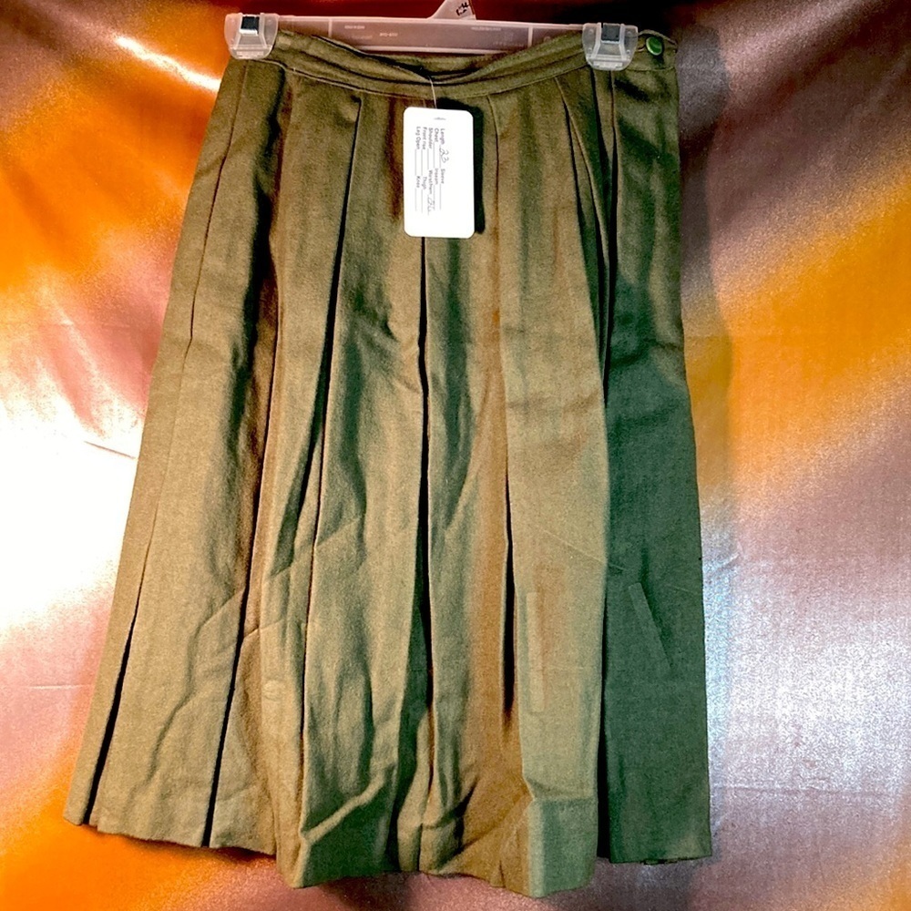1940’s‎ wool vintage olive green pleated skirt. 26” waist. 23” long. Q.